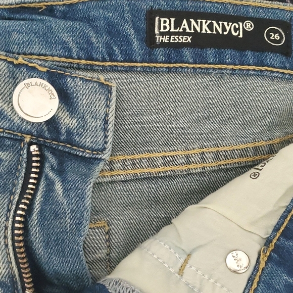 NWT BLANKNYC THE ESSEX DISTRESSED DENIM SHORTS SIZE 26 - Picture 5 of 7